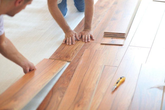 Foto laminaatvloer leggen in nieuw huis binnen