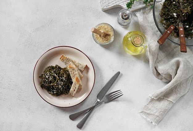 Insalata di alghe laminaria con semi di sesamo e olio tradizionale pranzo o cena abituati a mangiare