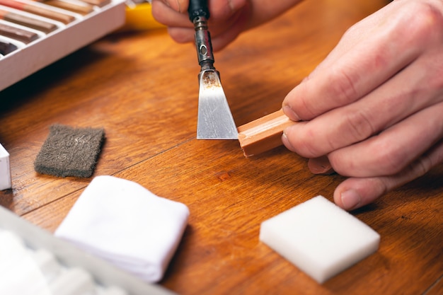 Matita di cera per matite di cera per restauro di laminati e parquet