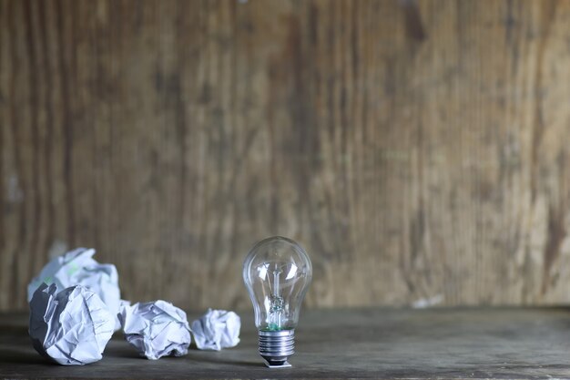 Lamp en verfrommeld papier