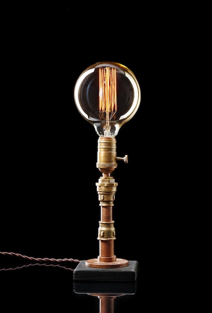 Lamp in de stijl van steampunk geïsoleerd op een zwarte achtergrond