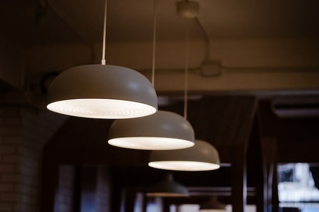 Una lampada in stile nordico con una sospensione dal soffitto che si illumina in oro interior concept