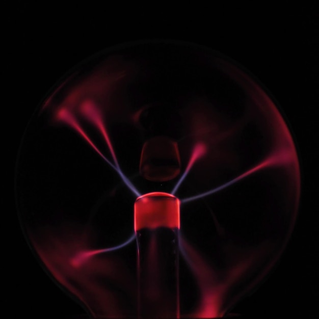 Лампа Плазменный шар крупным планом в действии на черном фоне