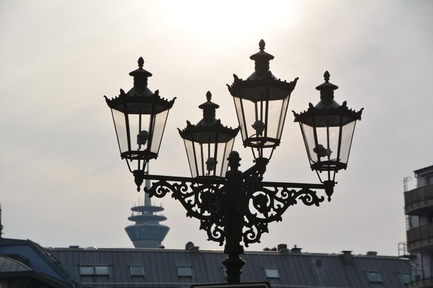 晴れた空の向こうのランプポスト