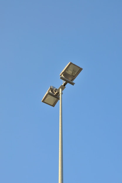 Lamp straatverlichting op de achtergrond van blauwe lucht.