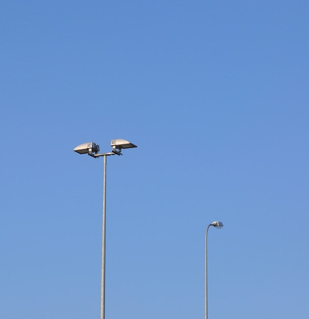 Lamp straatverlichting op de achtergrond van blauwe lucht.