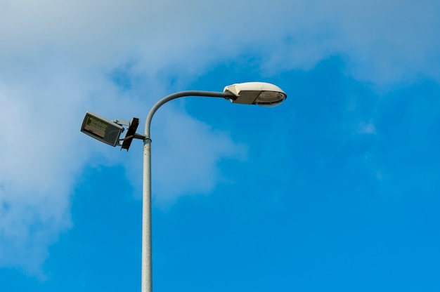 Lamp straatverlichting op de achtergrond van blauwe lucht.