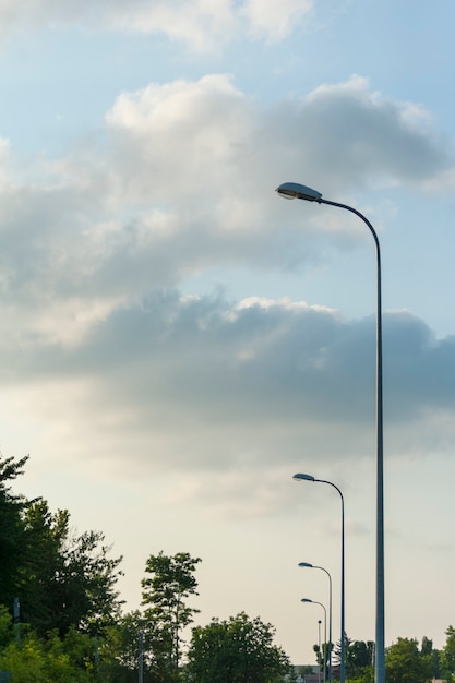 Лампа уличного освещения на голубом небе.