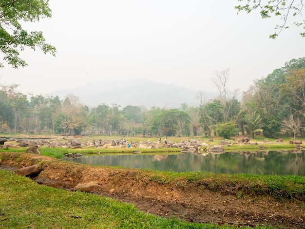 ランパンタイ– 2020年2月23日チェソン国立公園のランドマークで有名な庭園ムアンパン地区ランパンタイの洞窟や温泉の岩場国立公園のある池