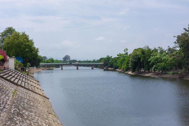 Lampang Wang River prachtig natuurlandschap van irrigatiewaterkanaal in de noordelijke provincie Lampang in Thailand