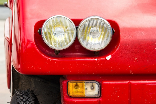 Lampdelen voor de rode uitstekende auto