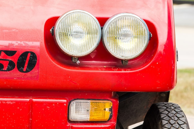 Lampdelen voor de rode uitstekende auto