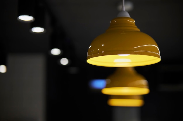 Lampen met geel metaal in het interieur close-up