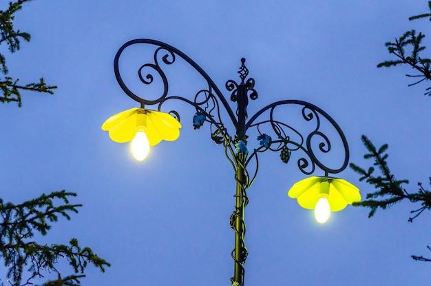 Lampen op straat op een metalen paal.