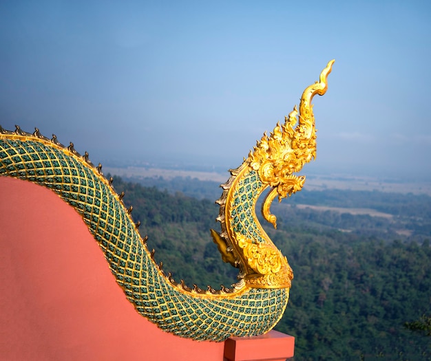 Lamphang mooie tempel in Thailand. Serpentstandbeeld in Wat Doiphachan Thailand. Tempel op bergzicht.