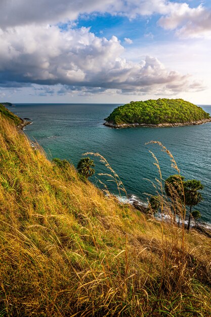 Lamphomthep Phuket Thailand, eiland en zeegezicht met lucht en wolken