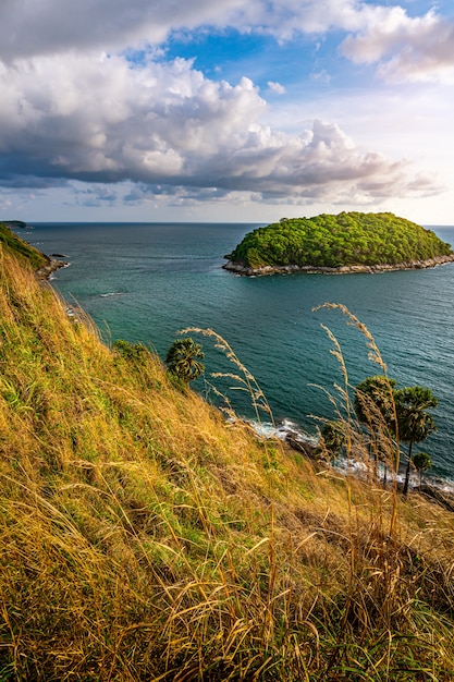 Фото lamphomthep phuket таиланд, остров и морской пейзаж с небом и облаком