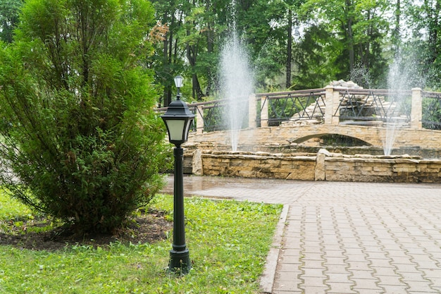 公園の噴水の背景にある街灯柱