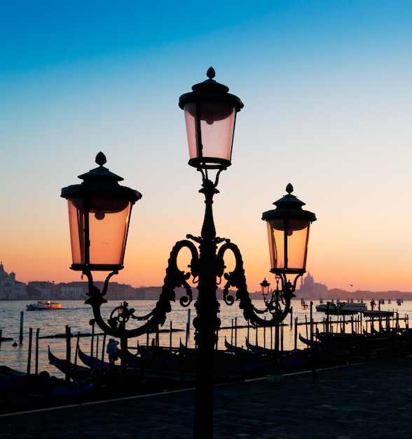 イタリア、ヴェネツィアの夕暮れ時の海沿いの街灯