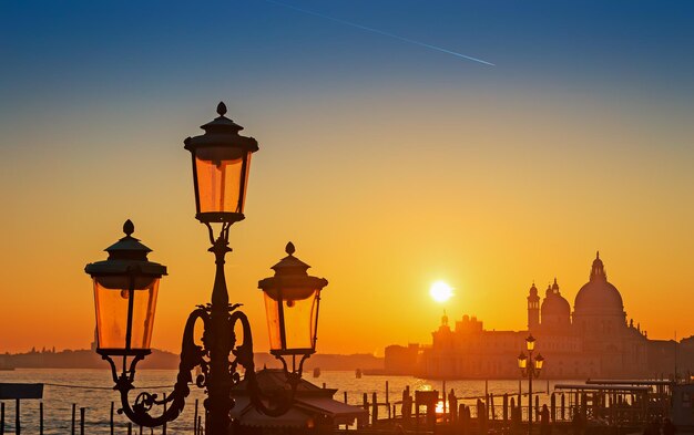 イタリア、ヴェネツィアの夕暮れ時の海沿いの街灯