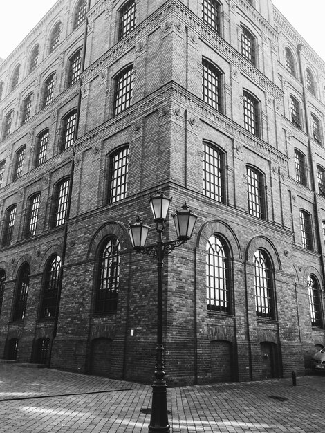 Photo lamppost in front of building