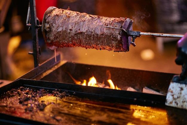Lamsshoarma aan het spit straatvoedsel Doner Kebab aan het draaiende spit Een straatvoedsel van Turkije