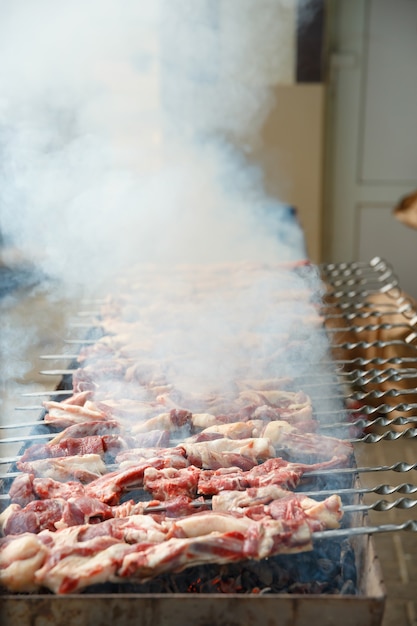 Foto lamsspiesjes aan spiesjes worden gegrild op de grill