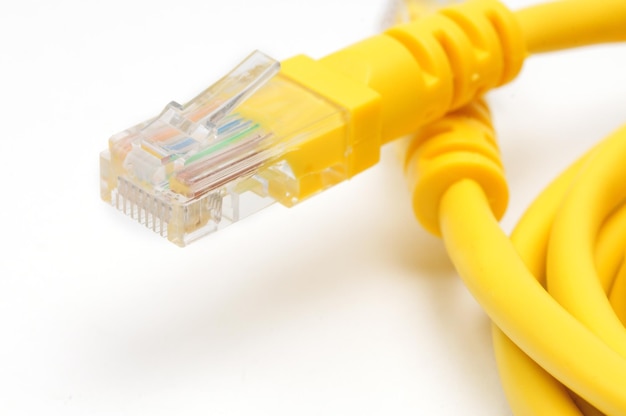 写真 白い背景に rj45 プラグ付きの lan ケーブル