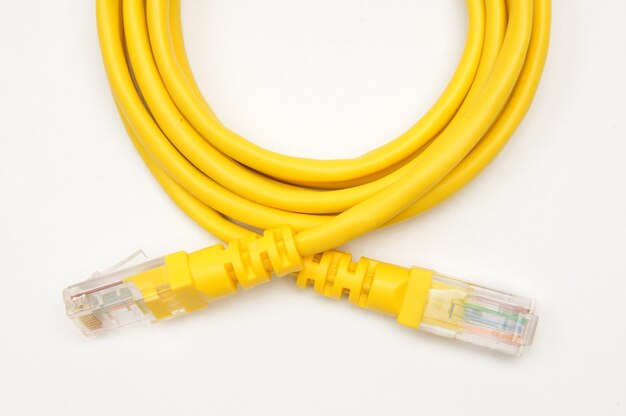 Foto lan-kabel met rj45-stekker op een witte achtergrond