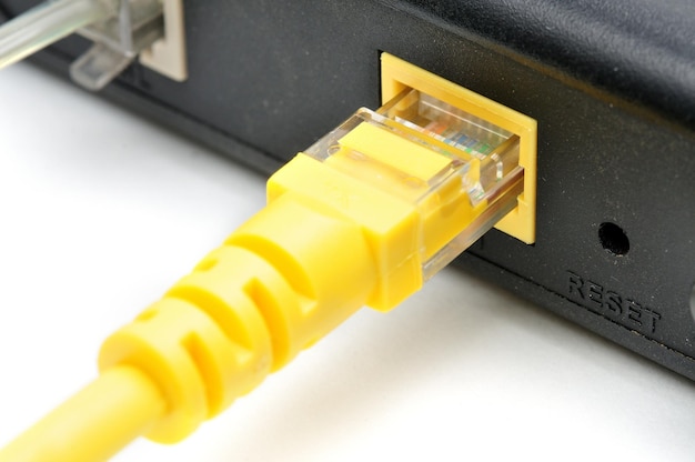 Foto lan-kabel met rj45-stekker op een witte achtergrond