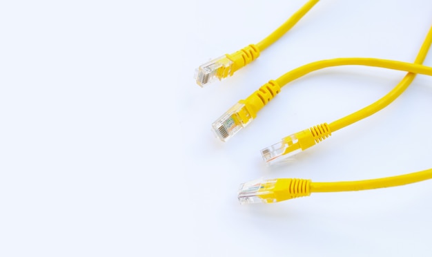 LAN-netwerkverbinding ethernet gele kabels op wit