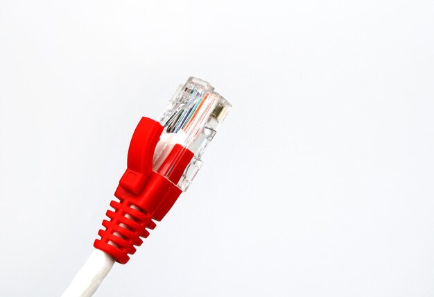 LAN-netwerkverbinding Ethernet RJ45-kabel op witte achtergrond