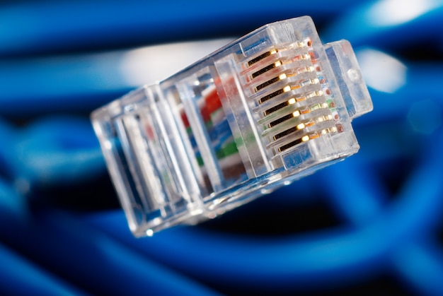 黒い背景にLANネットワーク接続青いケーブル