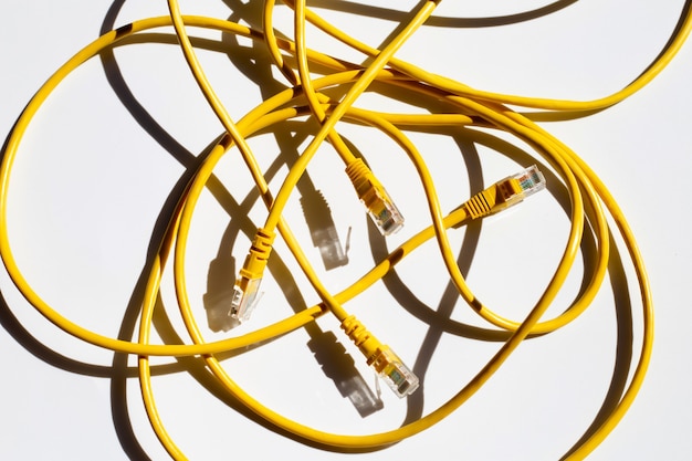 Фото lan подключение к сети ethernet желтые кабели на белом