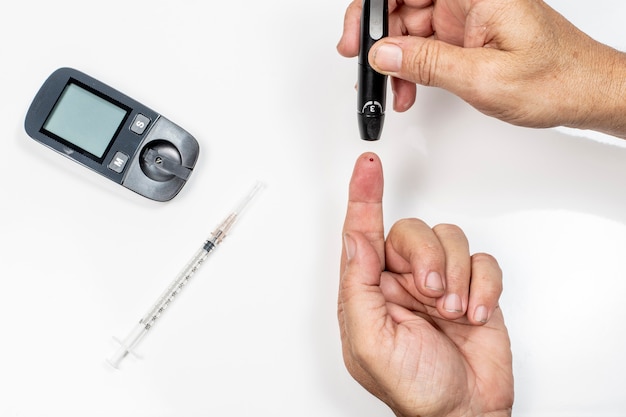 Lancetta per forare un dito durante un test della glicemia del diabete