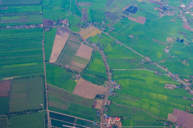 land uitzicht vanaf de hemel / Luchtfoto van een groene achtergrond