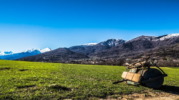 Land zijaanzicht van een grasveld met de Italiaanse aps op de achtergrond