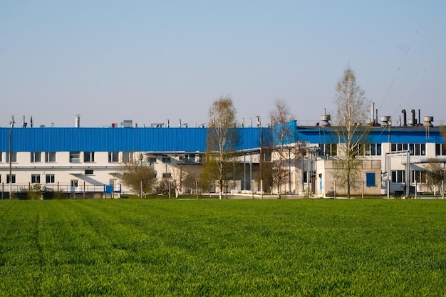 Landbouw kantoorgebouw op groene veld achtergrond