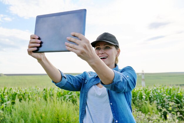 Landbouw landbouw vrouw agronoom boer werken met digitale tablet in maïsveld analyseert de oogst