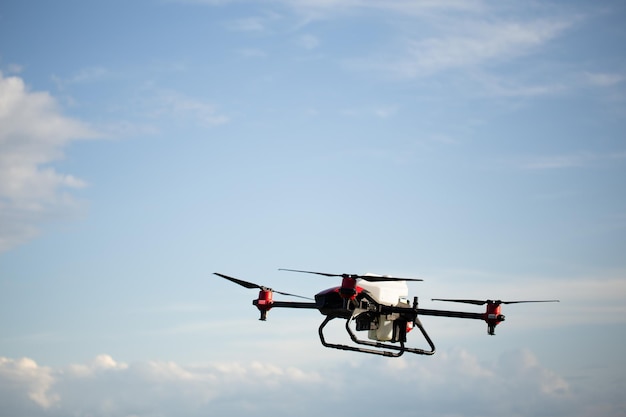 Landbouwdrone op het groene theeveld