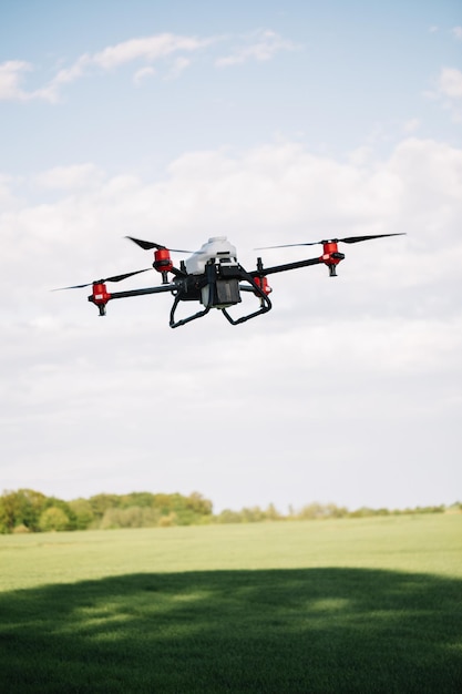 Landbouwdrone vliegt naar bespoten kunstmest op de rijstvelden Industriële landbouw en slimme landbouw