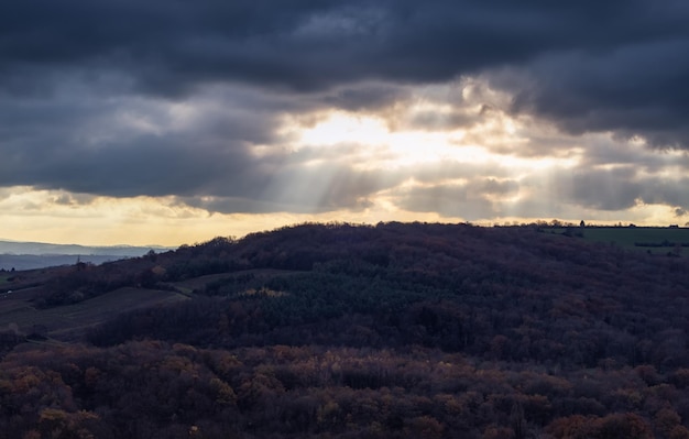 Landbouwgrond op de top van een heuvel op het platteland van Frankrijk, Europa