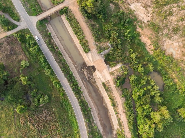 Landbouwkanaal met riviertunnel in de avond