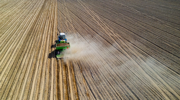 Landbouwmachines die aardappelen luchtfoto planten.