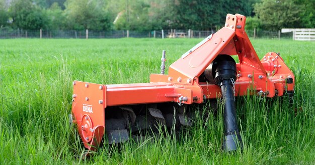 Landbouwmachines in een Nederlandse weide