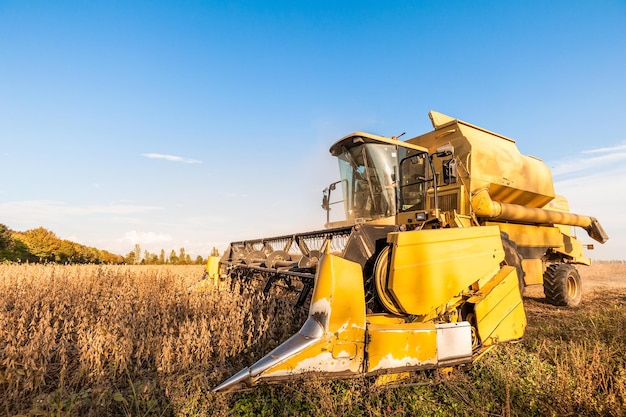 Foto landbouwmachines op het veld tegen de blauwe hemel