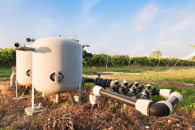 Landbouwmachines op het veld tegen de lucht