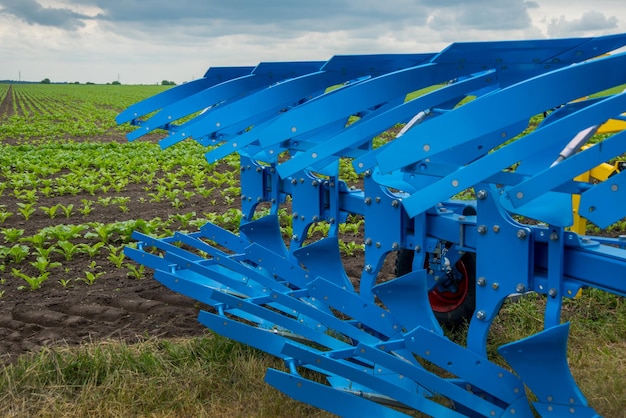 Landbouwploeg voor diep ploegen op een tractor aanhangwagen Een close-up van een blauwe ploeg voor ploegen