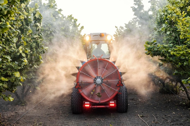 Landbouwspraymachine met grote ventilator voor het bespuiten en verbouwen van boomgaarden met meststoffen