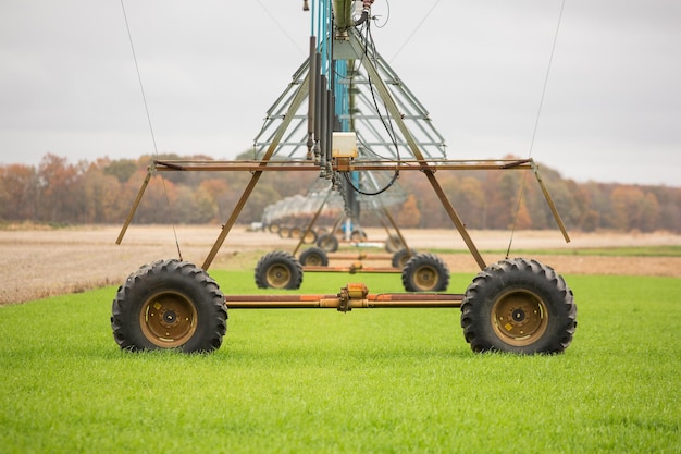 Foto landbouwtechnologie voor het water van planten op het veld in het voorjaar